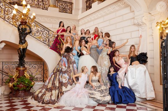 Exclusif - Ella Yam (Giambattista Valli) , Sienna Gallienne (Dior), Olivia Meijer (Luisa Beccaria), Sofia Yadigaroglu (Iris van Herpen), La comtesse Alienor Loppin de Montmort (Emmanuel Ungaro), Madelyn Netto (Georges Hobeika), Marilia Vamvakidis (Natan), Cornelia Manou (Celia Kritharioti), Peyton Spaht (Dolce&Gabbana Alta Moda), Apple Martin (Valentino), Mina Muniz Tschape (Gaultier Paris), La princesse Eugénie de Bourbon (Carolina Herrera), Rysa Panday (Elie Saab), Sophie Kodjoe (Oscar de la Renta), Apollonie Halard (Schiaparelli), Isabel Quirot de Poligny (Stéphane Rolland), Oona finch (Chanel), Lucia Sofia Ponti, petite fille de S.Loren (Giorgio Armani), Angel Zhang (Alexis Mabille) - Photo de groupe avec les débutantes pour Le Bal 2024 à l'hôtel Shangri-La Paris le 29 novembre 2024.

© Le Bal / Moreau / Borde / Bestimage