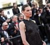 À cette occasion, la chanteuse Charlotte Cardin a fait une apparition très remarquée sur le célèbre tapis rouge.

Charlotte Cardin - Montée des marches du film " La vie d'une femme " lors du 79ème Festival International du Film de Cannes, le 13 mai 2026. © Jacovides-Moreau / Bestimage