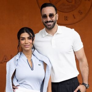 Enfin, les couples très en vue formés par Adil Rami et Louana Franco, ainsi que Tomer et Sandra Sisley, ont eux aussi attiré tous les regards lors de cette belle journée de tennis.

Adil Rami et sa compagne Louana Franco au photocall du village lors des Internationaux de France de Tennis de Roland Garros 2026, à Paris, France, le 5 juin 2026. © Jacovides-Moreau/Bestimage