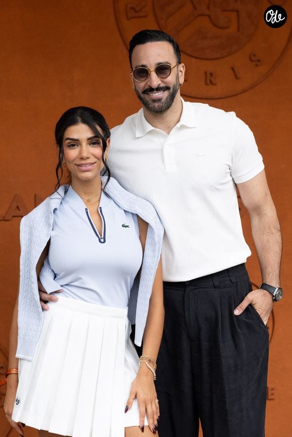 Enfin, les couples très en vue formés par Adil Rami et Louana Franco, ainsi que Tomer et Sandra Sisley, ont eux aussi attiré tous les regards lors de cette belle journée de tennis.

Adil Rami et sa compagne Louana Franco au photocall du village lors des Internationaux de France de Tennis de Roland Garros 2026, à Paris, France, le 5 juin 2026. © Jacovides-Moreau/Bestimage
