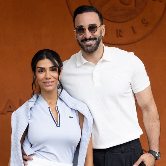Enfin, les couples très en vue formés par Adil Rami et Louana Franco, ainsi que Tomer et Sandra Sisley, ont eux aussi attiré tous les regards lors de cette belle journée de tennis.

Adil Rami et sa compagne Louana Franco au photocall du village lors des Internationaux de France de Tennis de Roland Garros 2026, à Paris, France, le 5 juin 2026. © Jacovides-Moreau/Bestimage