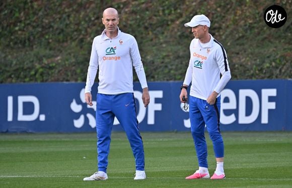 Zinedine Zidane, David Bettoni - Entraînement de l'équipe de France en préparation de la Ligue des nations de l'UEFA 2026 au Centre national de Clairefontaine le 21 septembre 2026. © Christian Liewig/Bestimage