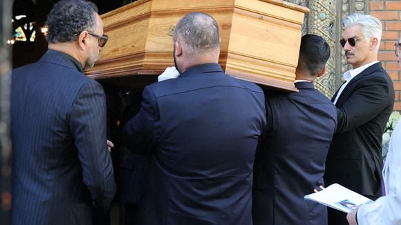 Nadia Farès recouverte de milliers de fleurs blanches, une image qui restera gravée dans les esprits