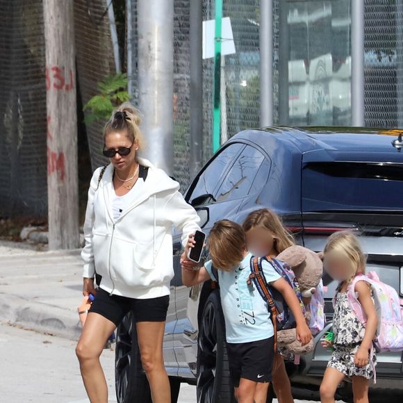 L’ancienne joueuse de tennis, précédemment vue en fauteuil roulant, a été vue marchant avec ses enfants Nicholas, Lucy et Mary.

Exclusif - Anna Kournikova emmène ses enfants Nicholas, 8 ans, Lucy, 8 ans, et Mary, 5 ans, à la salle d'arts martiaux où ils pratiquent le karaté, à Miami, le 18 août 2025.  Merci de flouter le visage des enfants avant parution. 305SCHOCK / Bestimage
