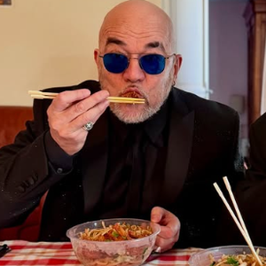Pascal Obispo connait un succès fou.

Pascal Obispo et Ycare au restaurant.
