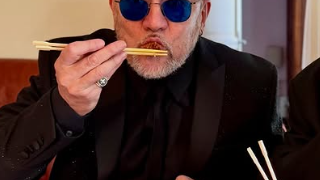 Loin de Paris, Pascal Obispo se rend "un nombre incalculable de fois" dans ce restaurant, véritable institution : combien coûte son plat préféré ?