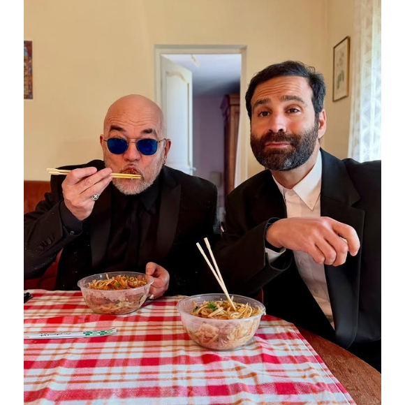 Pascal Obispo connait un succès fou.

Pascal Obispo et Ycare au restaurant.