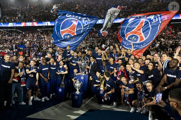Nasser al-Khelaïfi (président du PSG) et ses joueurs célèbrent leur titre de Champion d'Europe au Parc Des Princes à Paris, le 1er juin 2025. /
© Cyril Moreau/Bestimage