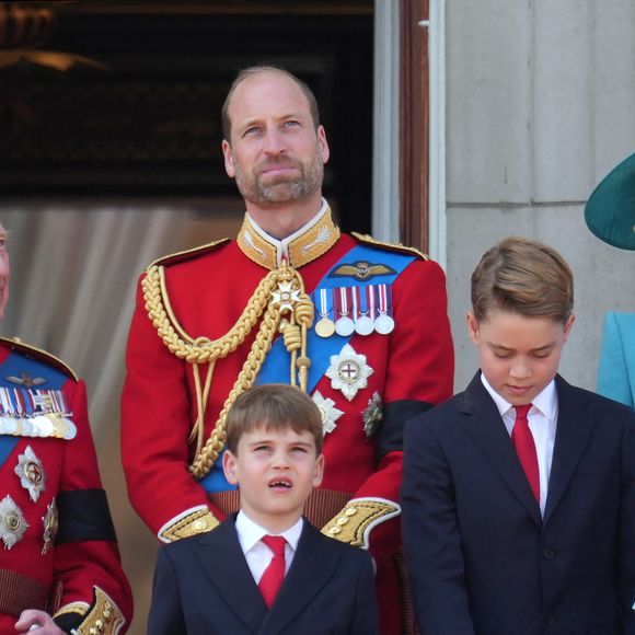 C'est une nouvelle sortie publique pour Kate et William après la cérémonie Trooping the Colour à Londres, le 14 juin 2025. 

Le roi Charles III d'Angleterre le prince William, prince de Galles, Le prince Louis de Galles, Le prince George de Galles, Catherine (Kate) Middleton, princesse de Galles, La princesse Charlotte de Galles - Les membres de la famille royale britannique au balcon de Buckingham Palace lors de la cérémonie Trooping the Colour à Londres, le 14 juin 2025. 

© Jams Whatling / Bestimage
