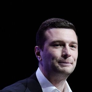 Le leader politique a confié qu'il lui était devenu impossible de se cacher. "Nous avons décidé d'assumer", a-t-il déclaré, avant de conclure en se disant "très heureux".

Jordan Bardella lors d'un meeting à Châlons-en-Champagne entre les deux tours des élections municipales le 18 mars 2026.

© Baptiste Autissier / PsnewZ / Bestimage