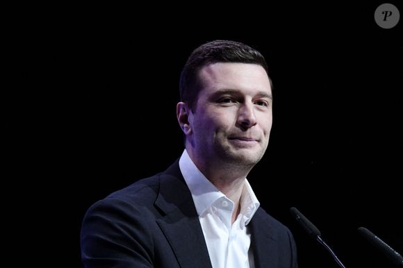 Le leader politique a confié qu'il lui était devenu impossible de se cacher. "Nous avons décidé d'assumer", a-t-il déclaré, avant de conclure en se disant "très heureux".

Jordan Bardella lors d'un meeting à Châlons-en-Champagne entre les deux tours des élections municipales le 18 mars 2026.

© Baptiste Autissier / PsnewZ / Bestimage