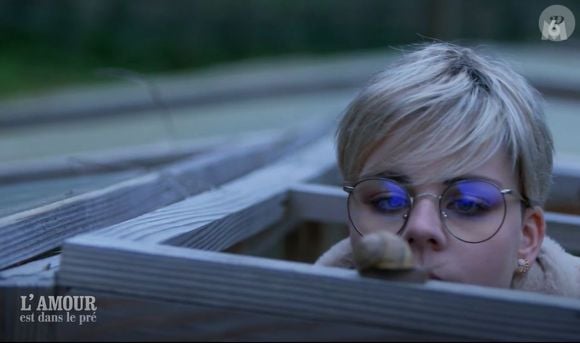 elle choisit donc de vendre sa ferme. En attendant de trouver un repreneur, elle a décidé de prendre sur elle et de continuer de travailler. 

Perrine, candidate de L'amour est dans le pré saison 2018