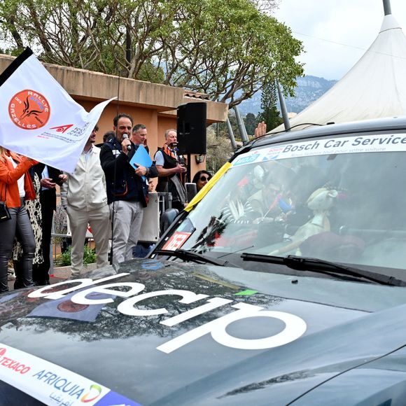 Le prince Albert II de Monaco a donné le départ de la 34eme édition du Rallye des Gazelles, depuis le chapiteau de Fonvieille à Monaco, en compagnie de Dominique Serra, la fondatrice et présidente du Rallye, de la marraine de coeur pour 2025, Luana Belmondo, Nadia Fettah Alaoui, la ministre de l'Economie et des Finances du Royaume du Maroc, du président du Conseil National Monégasque, Thomas Brezzo, et des personnalités du gouvernement, le 12 avril 2025 © Bruno Bebert / Bestimage