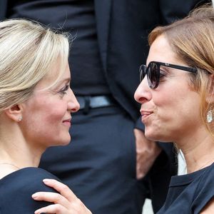 Léa Salamé, Audrey Crespo-Mara - Sorties des obsèques de Thierry Ardisson en l’église Saint-Roch de Paris, France, le 17 juillet 2025. © Clovis-Jacovides/Bestimage