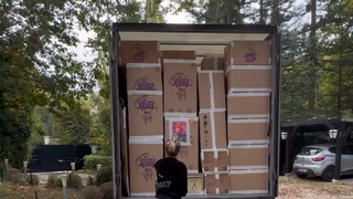 Laeticia Hallyday ferme les portes de sa villa de Marnes-la-Coquette, où elle a vécu avec Johnny : "Un mois et demi à emballer une vie"