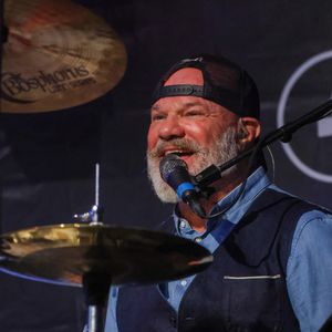 Le groupe "Chef & The Gang" du chef Philippe Etchebest en concert au profit des sinistrés des incendies en Gironde, en lien avec le Secours Populaire Français et organisé par Marc Dalla Samba, lui-même lourdement touché par les incendies, le 30 août 2026 à Lacanau-Océan en Gironde ©Jean-Marc LHOMER/Bestimage.