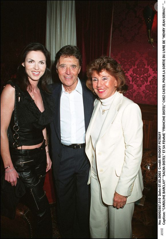 Mais aussi au sein du domaine familial du Rayol, dans la crypte où repose son époux Sacha Distel. 

Caroline Barclay, Sacha Distel et sa femme Francine chez Castel pour la sortie du livre : Henry Jean Servat - La légende de Saint Tropez".
