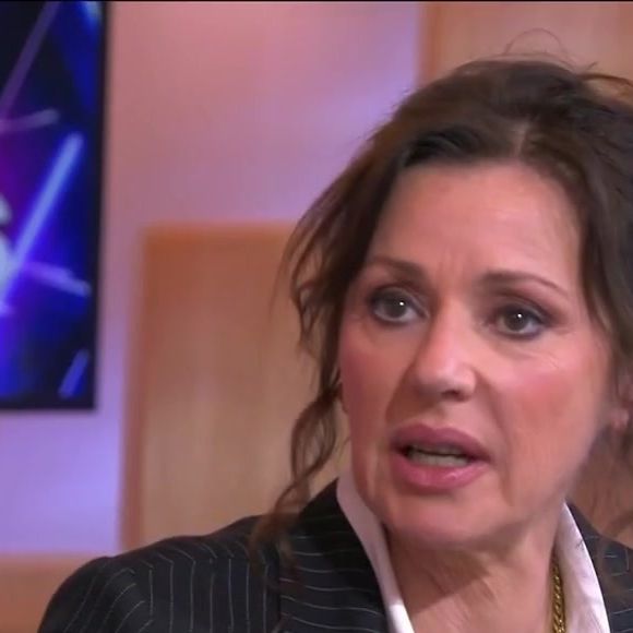 Tina Arena raconte son expérience inattendue dans "Danse avec les stars" sur le plateau de "C à vous" (France 5), le lundi 9 juin 2025