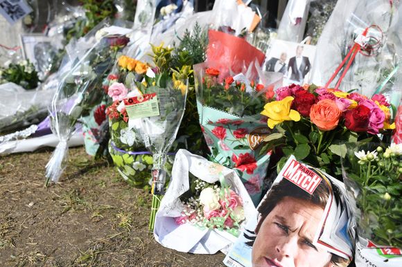 Les hommages se multiplient devant l'entrée de la maison de Alain Delon à Douchy le 22 août 2024.  © Agence / Bestimage
