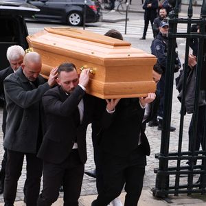 Stéphane, l'aîné de Rolland Courbis, né en 1974 d'une précédente relation, était également présent. 

Le cercueil arrive à la cérémonie funéraire de Rolland Courbis à l'église de la Madeleine à Paris, France, le 14 janvier 2026. Rolland Courbis, ancien footballeur français, entraîneur et commentateur médiatique au franc-parler, est décédé à l'âge de 72 ans. Photo par Jerome Domine/ABACAPRESS.COM