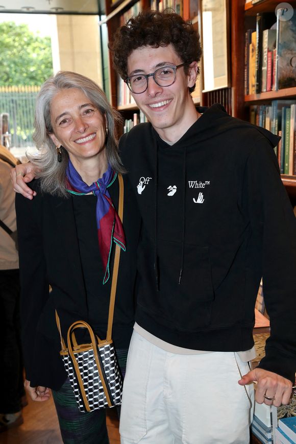 Amandine Gallienne et son fils Tado - Guillaume Gallienne dédicace son livre "Le buveur de brume" à la Galerie Galignani à Paris, France, le 13 Mai 2025. © Bertrand Rindoff / Bestimage