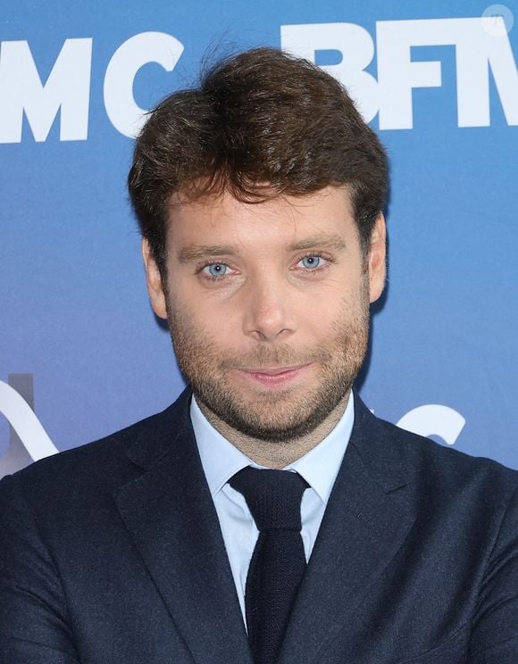 Heureusement, ses fils, à savoir Benjamin Duhamel donc, mais aussi Raphaël, scénariste et producteur de cinéma, sont là pour l'alerter et la soutenir, en cas de propos déplacés sur elle: "Régulièrement, quand il y a un truc, mon fils me prévient ; ou l'autre ! Ils se partagent."

Benjamin Duhamel lors de la conférence de presse de rentrée BFM TV. - RMC du groupe Altice France à Paris, France, le 31 août 2023. © Coadic Guirec/Bestimage