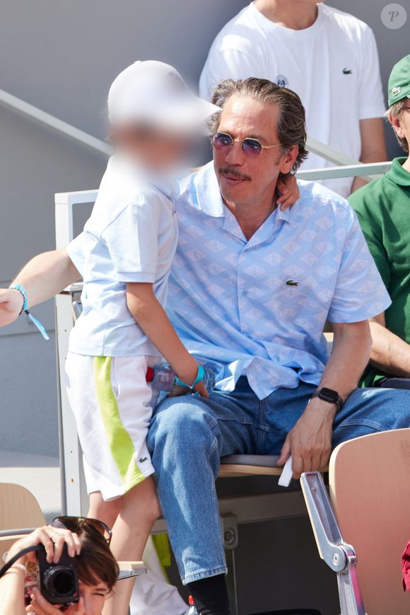 Reda Kateb en tribunes lors des Internationaux de France de tennis de Roland Garros 2023, à Paris, France, le 9 juin 2023. © Jacovides-Moreau/Bestimage