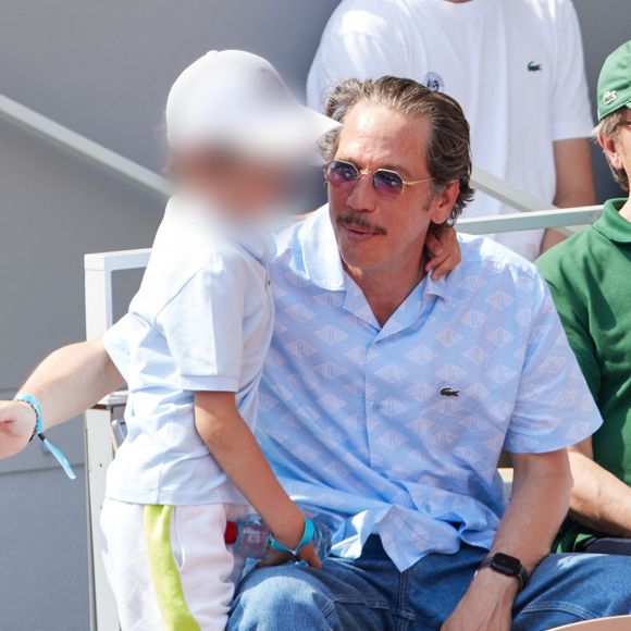 Reda Kateb en tribunes lors des Internationaux de France de tennis de Roland Garros 2023, à Paris, France, le 9 juin 2023. © Jacovides-Moreau/Bestimage