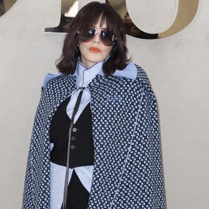Isabelle Adjani au photocall au défilé Christian Dior Collection Femme Prêt-à-Porter Printemps/Eté 2026 lors de la Fashion Week de Paris, le 1er octobre 2025. 

Photo : Olivier Borde / Bestimage