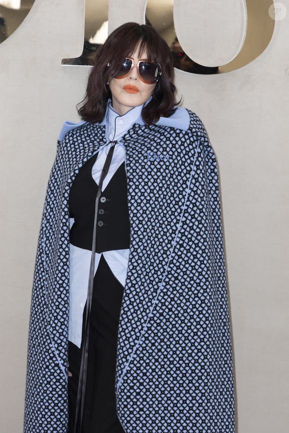 Isabelle Adjani au photocall au défilé Christian Dior Collection Femme Prêt-à-Porter Printemps/Eté 2026 lors de la Fashion Week de Paris, le 1er octobre 2025. 

Photo : Olivier Borde / Bestimage