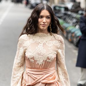 Kleofina Pnishi a ensuite révélé "avoir subi deux chirurgies d'urgence en un mois." Heureusement, la jeune femme est bien entourée pour son retour public après son accouchement : "Avoir mon bébé et ma mère là-bas avec moi a fait de Venise ma maison" poursuit-elle.
Kleofina Pnishi au défilé Zimmermann Collections Prêt-à-porter Printemps / Eté 2026, dans le cadre de la Fashion Week de Paris, le 6 Octobre 2025.
© Julien sarkissian / Bestimage
