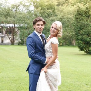 Exclusif - Katrina Patchett et Valentin D'Hoore dans les jardins du château - Mariage de Katrina Patchett et Valentin D'Hoore vendredi à 14 h à la mairie de Linselles dans les Hauts-de-France suivi d'une cérémonie civile d'échange d'anneaux, dont le maître de cérémonie était Maxime Dereymez, dans l'orangerie du château du Biez à Pecq en Belgique le 1er septembre 2017. © Philippe Doignon/Bestimage

Crédits obligatoires :
Valentin D'Hoore habillé par Hugo Boss
Katrina Patchett en robe Costarellos et chaussures Louboutin
Coiffure : Alexandra Dieu pour Vog coiffure
Maquillage : Marie Laure Thanneur