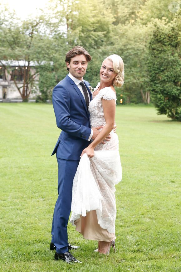 Exclusif - Katrina Patchett et Valentin D'Hoore dans les jardins du château - Mariage de Katrina Patchett et Valentin D'Hoore vendredi à 14 h à la mairie de Linselles dans les Hauts-de-France suivi d'une cérémonie civile d'échange d'anneaux, dont le maître de cérémonie était Maxime Dereymez, dans l'orangerie du château du Biez à Pecq en Belgique le 1er septembre 2017. © Philippe Doignon/Bestimage

Crédits obligatoires :
Valentin D'Hoore habillé par Hugo Boss
Katrina Patchett en robe Costarellos et chaussures Louboutin
Coiffure : Alexandra Dieu pour Vog coiffure
Maquillage : Marie Laure Thanneur