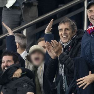 Julien Clerc et son fils Leonard - People dans les tribunes lors du match de ligue des champions entre le PSG et l'AC Milan au Parc des Princes à Paris le 25 octobre 2023. © Cyril Moreau/Bestimage