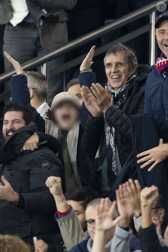 Julien Clerc et son fils Leonard - People dans les tribunes lors du match de ligue des champions entre le PSG et l'AC Milan au Parc des Princes à Paris le 25 octobre 2023. © Cyril Moreau/Bestimage