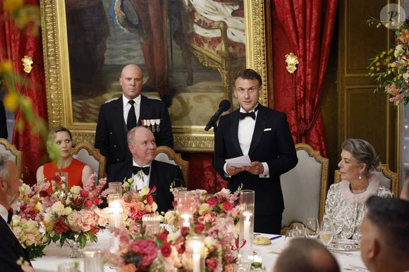 Une parure héritée de sa grand-mère paternelle Charlotte qu'elle aurait commencé à dévoiler lors d'événements officiels après la mort de Grace Kelly en 1982

La princesse Charlène de Monaco, Le prince Albert II de Monaco, Le président Emmanuel Macron, La princesse Caroline de Hanovre lors du dîner d'état au palais princier dans le cadre de la visite d'État de deux jours du couple présidentiel français à Monaco avant l'Unoc3 le 7 juin 2025.
© Ludovic Marin / Pool / Bestimage
