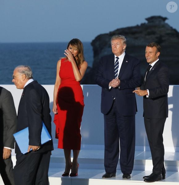 Ce samedi 7 décembre 2024, Donald Trump convié par Emmanuel Macron, assistera à ses côtés à la cérémonie de réouverture de la cathédrale Notre-Dame de Paris.

Le président américain Donald Trump avec sa femme Melania Trump, le président français Emmanuel Macron - Les dirigeants du G7 et leurs invités posent pour une photo de famille lors du sommet du G7 à Biarritz, France, le 25 août 2019. © Dominique Jacovides/Bestimage