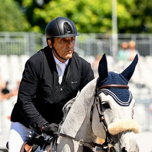 Cet environnement cossu et privilégié attire naturellement quelques célébrités le week-end, à l'image de Laeticia Hallyday qui vient parfois s'y ressourcer auprès de son compagnon Serge Varsano.

Serge Varsano sur Mylo Van Klapscheut au Prix Geberit lors de la 10ème édition du "Longines Paris Eiffel Jumping" à la Plaine de Jeux de Bagatelle à Paris le 23 juin 2024.
Pierre Perusseau / Veeren / Bestimage