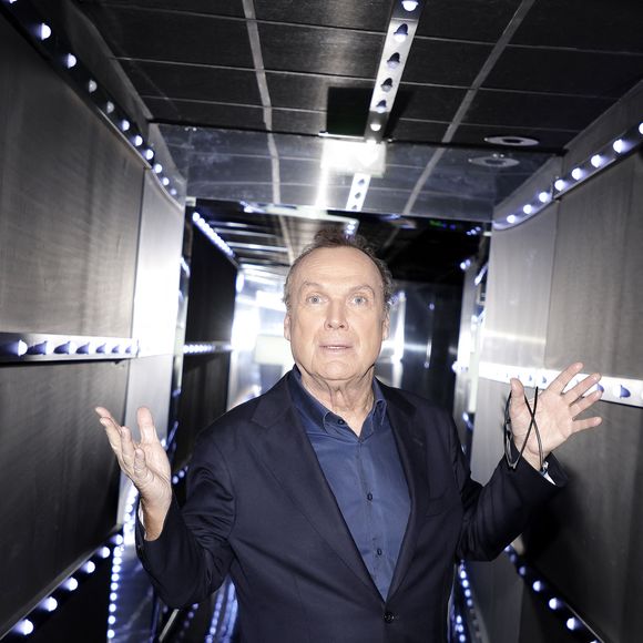Portrait de Julien Lepers lors de l'enregistrement de l'émission "Chez Jordan de Luxe" diffusée sur C8 le 8 octobre 2024.

© Cédric Perrin / Bestimage