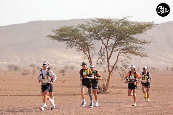 Pour exceller, il s'impose une routine matinale stricte incluant une heure d'activation musculaire au saut du lit, des exercices de renforcement abdominal profond et des techniques de respiration.

Illustration du Marathon des Sables 2023 dans le désert marocain, le 24 avril 2023.
Jon Bromley/Action Plus Sports via Zuma Press/Bestimage