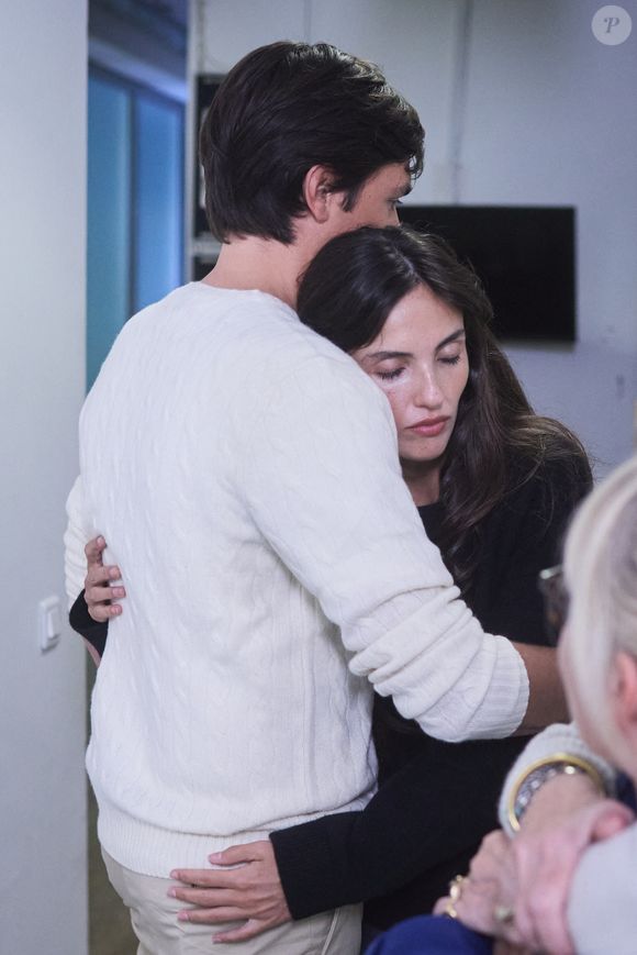 IAlain-Fabien Delon avec sa compagne Laura Bensadoun en backstage de de l'émission "C à Vous" à Paris, France, le 18 octobre 2024. © Cyril Moreau/Bestimage