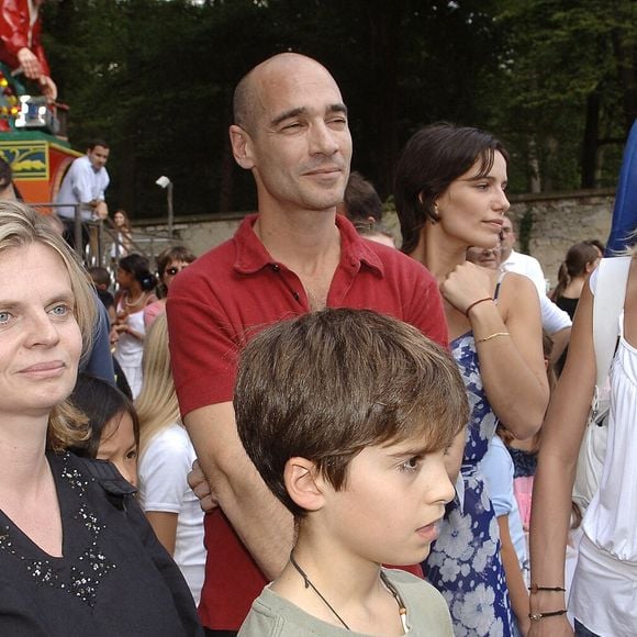 ... et confesse une intolérance à l'alcool.

(G-R) L'actrice et réalisatrice française Isabelle Nanty avec son fils, l'acteur Jean-Marc Barr, l'actrice Zoe Felix et le mannequin Sarah Marshall assistent à l'ouverture de la Fête des Loges à Saint-Germain-en-Laye, près de Paris, France, le 1er juillet 2005. Photo Giancarlo Gorassini/ABACAPRESS.COM