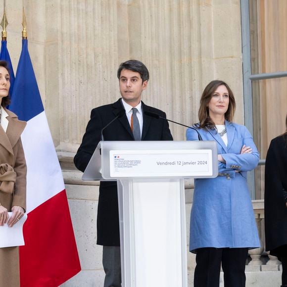 Amélie Oudéa-Castéra, Gabriel Attal, Carole Grandjean  et Prisca Thevenot, chargée du Renouveau démocratique, porte-parole du Gouvernement - Passation de pouvoir au ministère de l'éducation nationale entre Gabriel Attal désormais premier ministre et Amélie Oudéa-Castera qui devient ministre de l'Education nationale, de la Jeunesse, des Sports et des Jeux Olympiques et Paralympiques le 12 janvier 2024.

© Cyril Moreau / Bestimage