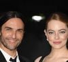 Nicolas Ghesquière vit à Hollywood depuis des années.

Nicolas Ghesquière et Emma Stone - Photocall de la 2ème édition du gala annuel du musée de l'Académie à l'Academy Museum of Motion Pictures de Los Angeles, Californie, Etats-Unis, le 15 octobre 2022.