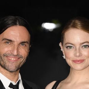 Nicolas Ghesquière vit à Hollywood depuis des années.
Nicolas Ghesquière et Emma Stone - Photocall de la 2ème édition du gala annuel du musée de l'Académie à l'Academy Museum of Motion Pictures de Los Angeles, Californie, Etats-Unis, le 15 octobre 2022.