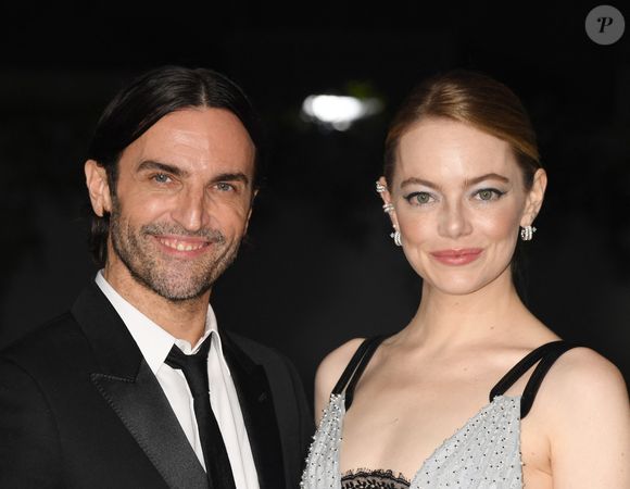 Nicolas Ghesquière vit à Hollywood depuis des années.

Nicolas Ghesquière et Emma Stone - Photocall de la 2ème édition du gala annuel du musée de l'Académie à l'Academy Museum of Motion Pictures de Los Angeles, Californie, Etats-Unis, le 15 octobre 2022.