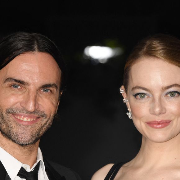 Nicolas Ghesquière vit à Hollywood depuis des années.

Nicolas Ghesquière et Emma Stone - Photocall de la 2ème édition du gala annuel du musée de l'Académie à l'Academy Museum of Motion Pictures de Los Angeles, Californie, Etats-Unis, le 15 octobre 2022.