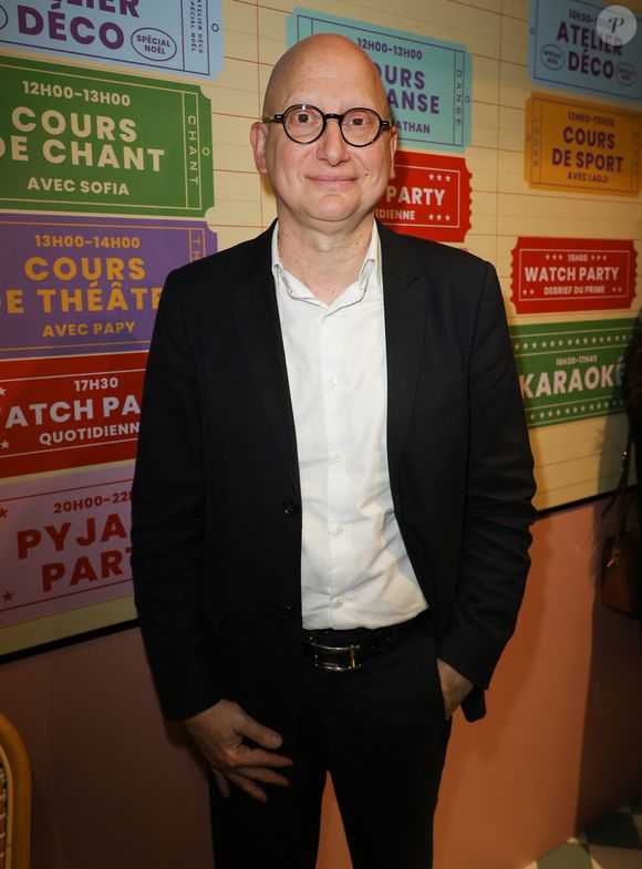 Très ému, Nikos Aliagas a pris la parole lors de l’inauguration pour saluer l’esprit de la “Star Academy” et adresser un message touchant à Léo, récemment éliminé de l’émission.

Ara Aprikian lors de l'ouverture d'un pop-up éphémère Star Academy inspiré du château de Dammarie-les-Lys dans le quartier de la République à Paris baptisé "L'appart de Noël" le 17 décembre 2025.
© Coadic Guirec / Bestimage