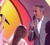 Alors que les téléspectateurs de "The Voice Kids" ont hâte de découvrir le grand gagnant parmi les huit candidats encore en lice, l’une d’entre elles fait déjà énormément parler sur les réseaux sociaux.

La chanteuse Nej avec Nikos Aliagas - The Voice Kids © TF1
