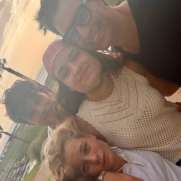 Elle surveille ainsi très attentivement les trajets de ses deux aînés, récemment partis de la maison pour faire leurs études.

Elodie Gossuin et Bertrand Lacherie parents de deux paires de jumeaux : Rose et Jules ainsi que Joséphine et Léonard.